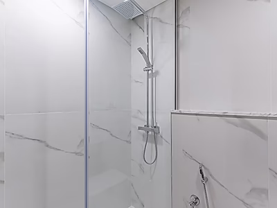 شقة مذهلة من غرفتي نوم للإيجار | إطلالات خلابة على البحر والمدينة