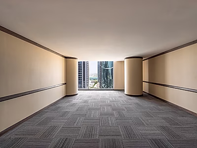 مكتب للإيجار في ويست باي - فترة سماح - رسوم الخدمة مشمولة