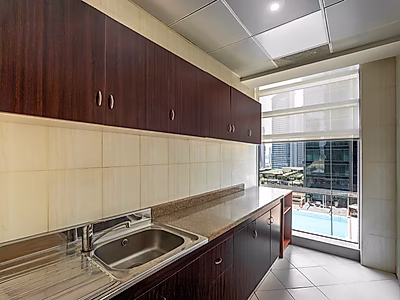 مكتب للإيجار في ويست باي - فترة سماح - رسوم الخدمة مشمولة