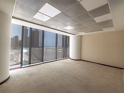 مكتب مميز للإيجار في ويست باي - فترة سماح - رسوم الخدمة مشمولة