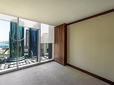 مكتب مميز للإيجار في ويست باي - فترة سماح - رسوم الخدمة مشمولة