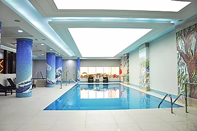 شقة مفروشة أنيقة مكونة من غرفتي نوم + غرفة خادمة في منطقة السد