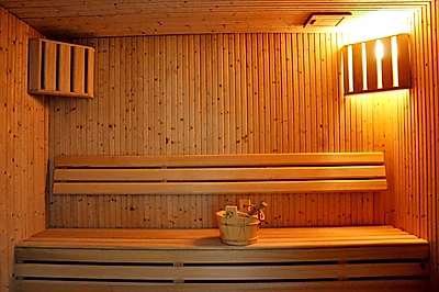 شقة مفروشة أنيقة مكونة من غرفتي نوم + غرفة خادمة في منطقة السد