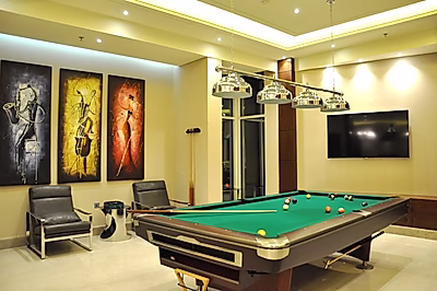 شقة مفروشة أنيقة مكونة من غرفتي نوم + غرفة خادمة في منطقة السد