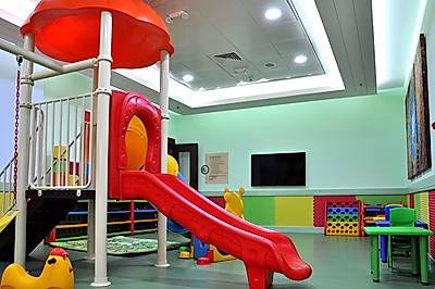 شقة مفروشة أنيقة مكونة من غرفتي نوم + غرفة خادمة في منطقة السد