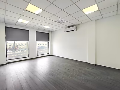 مساحة مكتبية استثنائية للإيجار على طريق سلوى