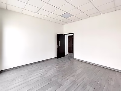 مساحة مكتبية استثنائية للإيجار على طريق سلوى