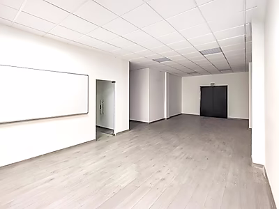 مساحة مكتبية استثنائية للإيجار على طريق سلوى