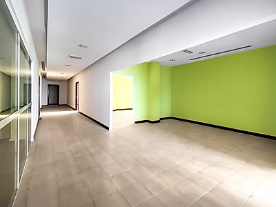 مكتب حديث للإيجار على طريق سلوى – موقع مميز، مواقف مغطاة، وشروط مرنة