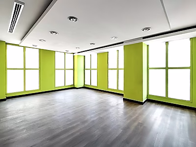 مكتب حديث للإيجار على طريق سلوى – موقع مميز، مواقف مغطاة، وشروط مرنة