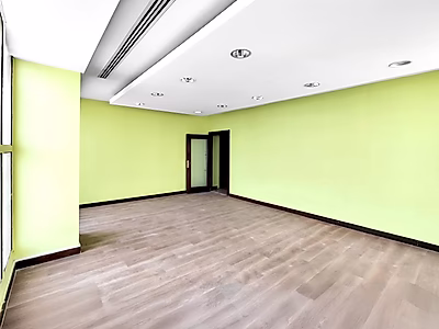 مكتب حديث للإيجار على طريق سلوى – موقع مميز، مواقف مغطاة، وشروط مرنة