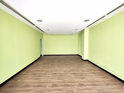 مكتب حديث للإيجار على طريق سلوى – موقع مميز، مواقف مغطاة، وشروط مرنة