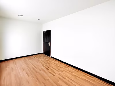 مكتب حديث للإيجار على طريق سلوى – موقع مميز، مواقف مغطاة، وشروط مرنة