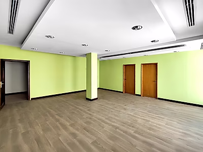 مكتب حديث للإيجار على طريق سلوى – موقع مميز، مواقف مغطاة، وشروط مرنة