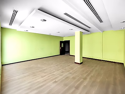 مكتب حديث للإيجار على طريق سلوى – موقع مميز، مواقف مغطاة، وشروط مرنة