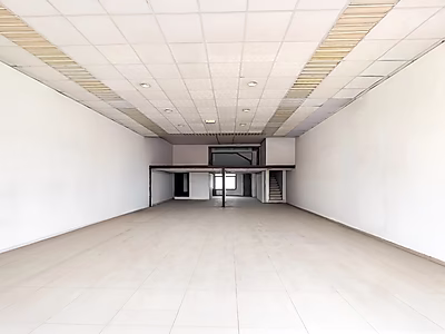 مساحة تجارية واسعة مع الخدمات مشمولة – طريق سلوى، الدوحة