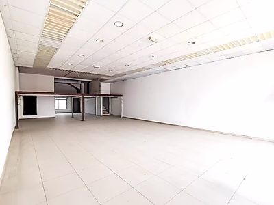 مساحة تجارية واسعة مع الخدمات مشمولة – طريق سلوى، الدوحة