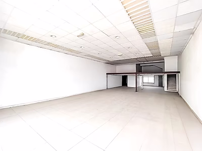 مساحة تجارية واسعة مع الخدمات مشمولة – طريق سلوى، الدوحة