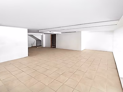 مساحة تجارية واسعة مع الخدمات مشمولة – طريق سلوى، الدوحة