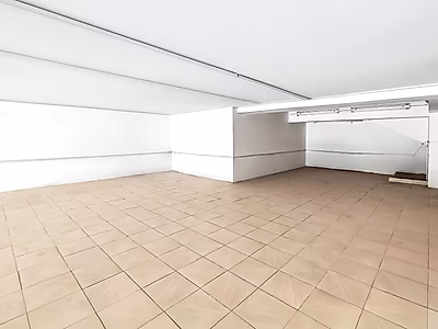 مساحة تجارية واسعة مع الخدمات مشمولة – طريق سلوى، الدوحة