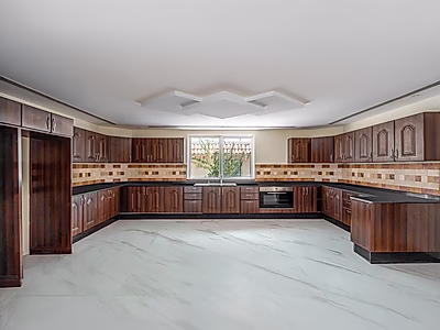 فيلا حصرية في عنيزة: 7 غرف نوم، موقع متميز