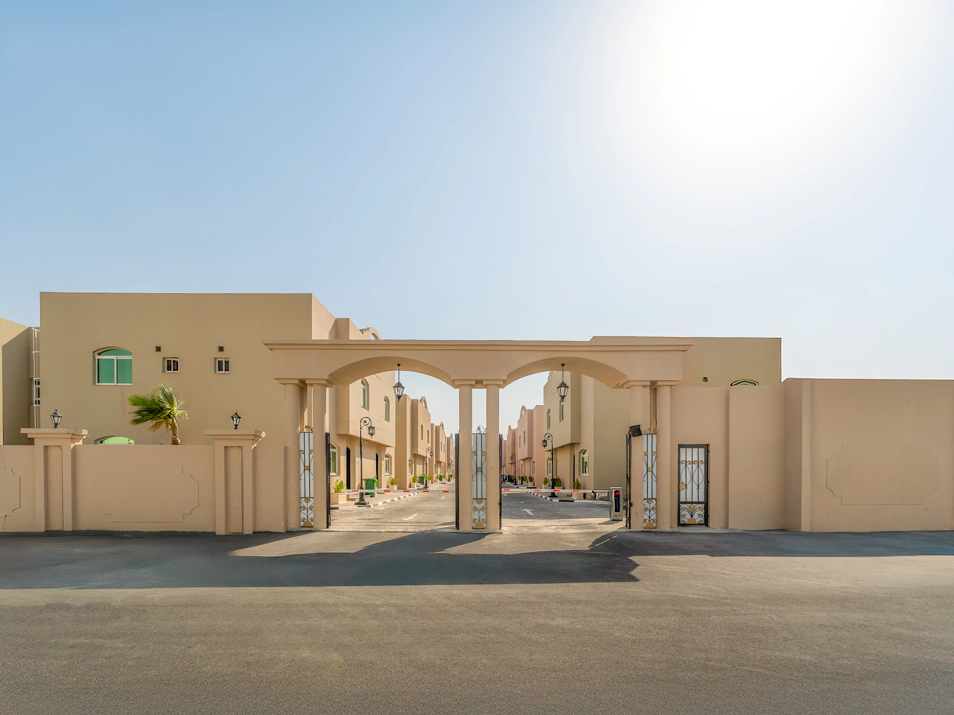 مجمع كامل، 44 فيلا مؤجرة بالكامل