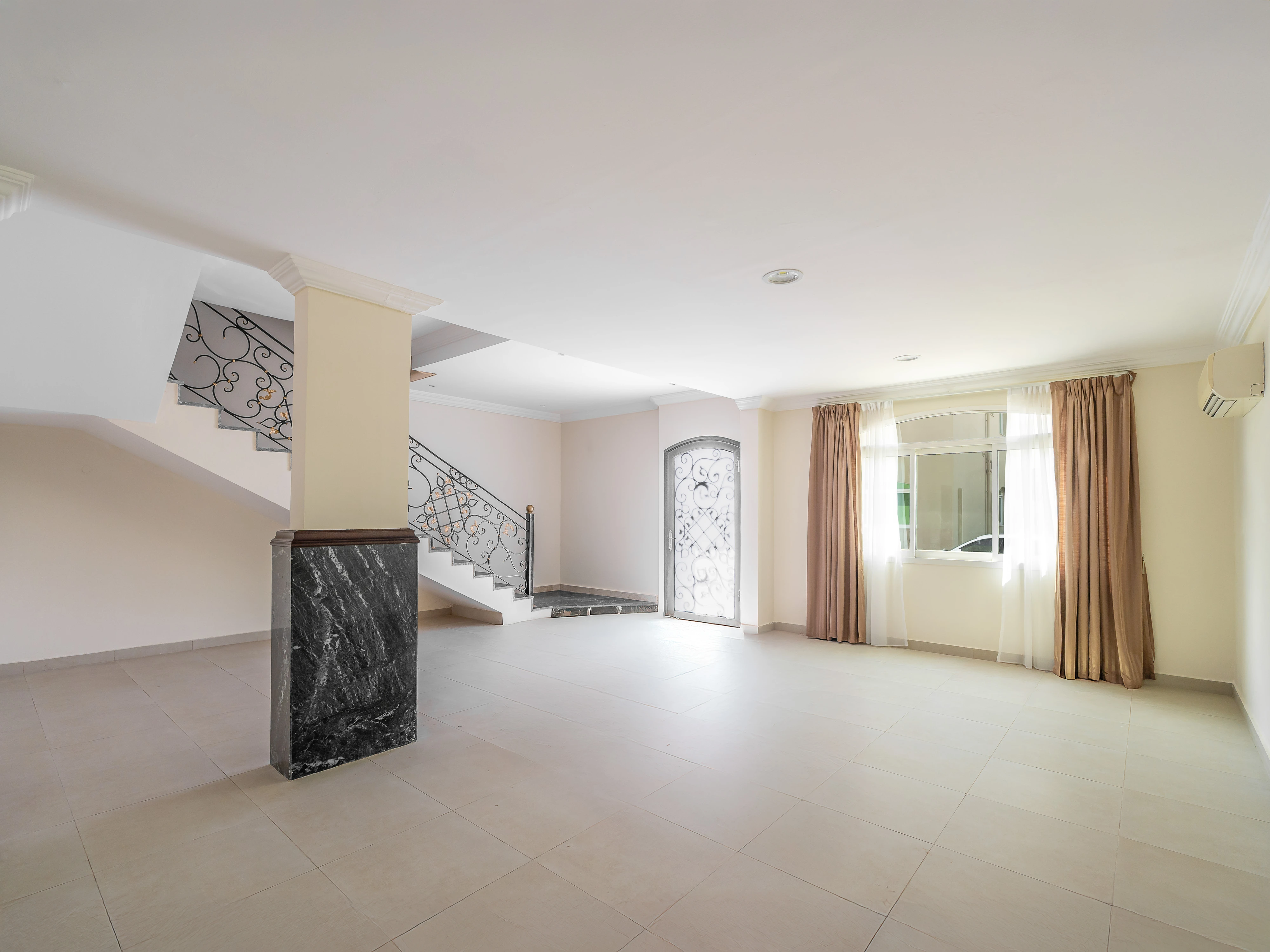 مجمع كامل، 44 فيلا مؤجرة بالكامل