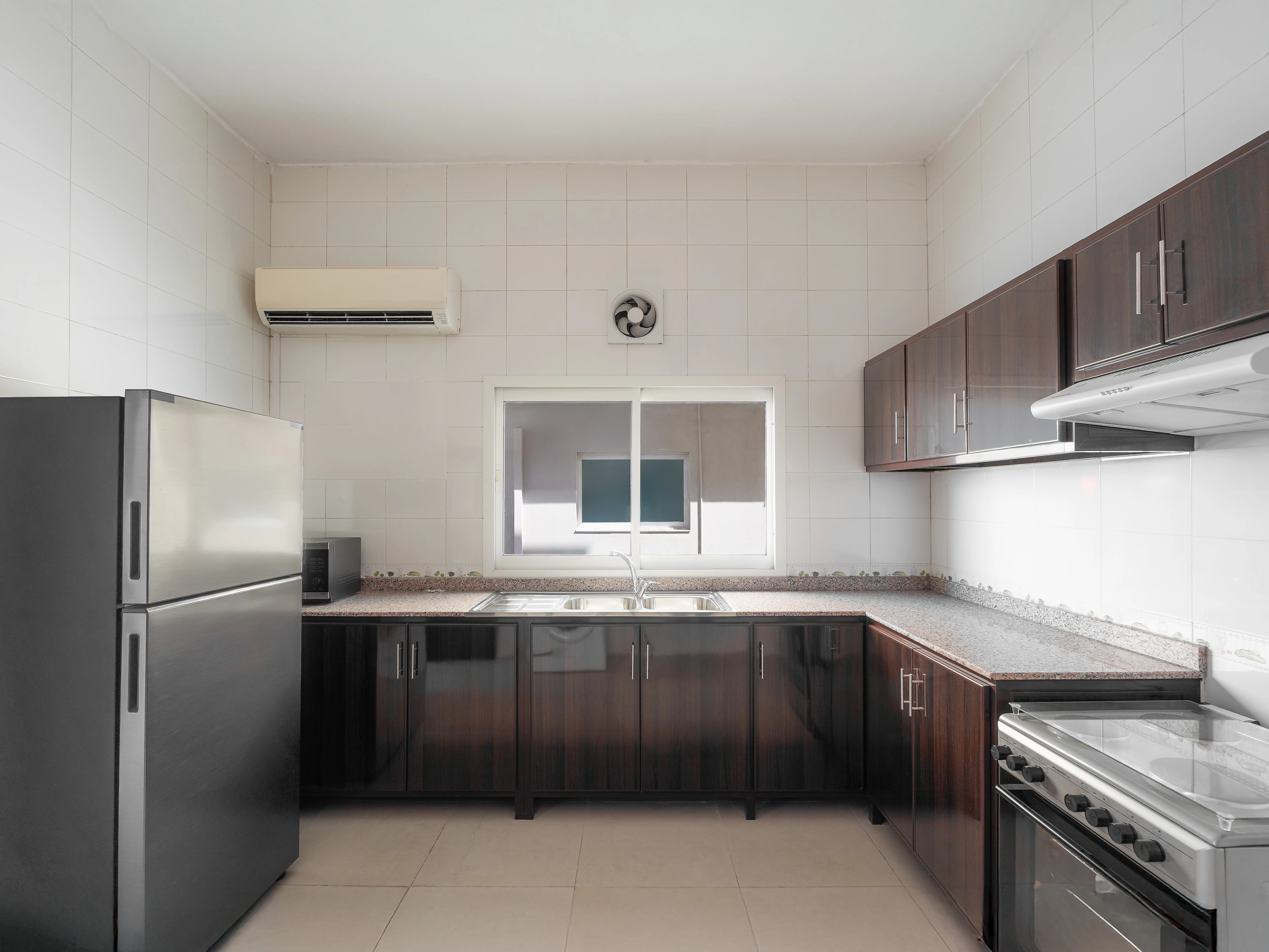 مجمع كامل، 44 فيلا مؤجرة بالكامل