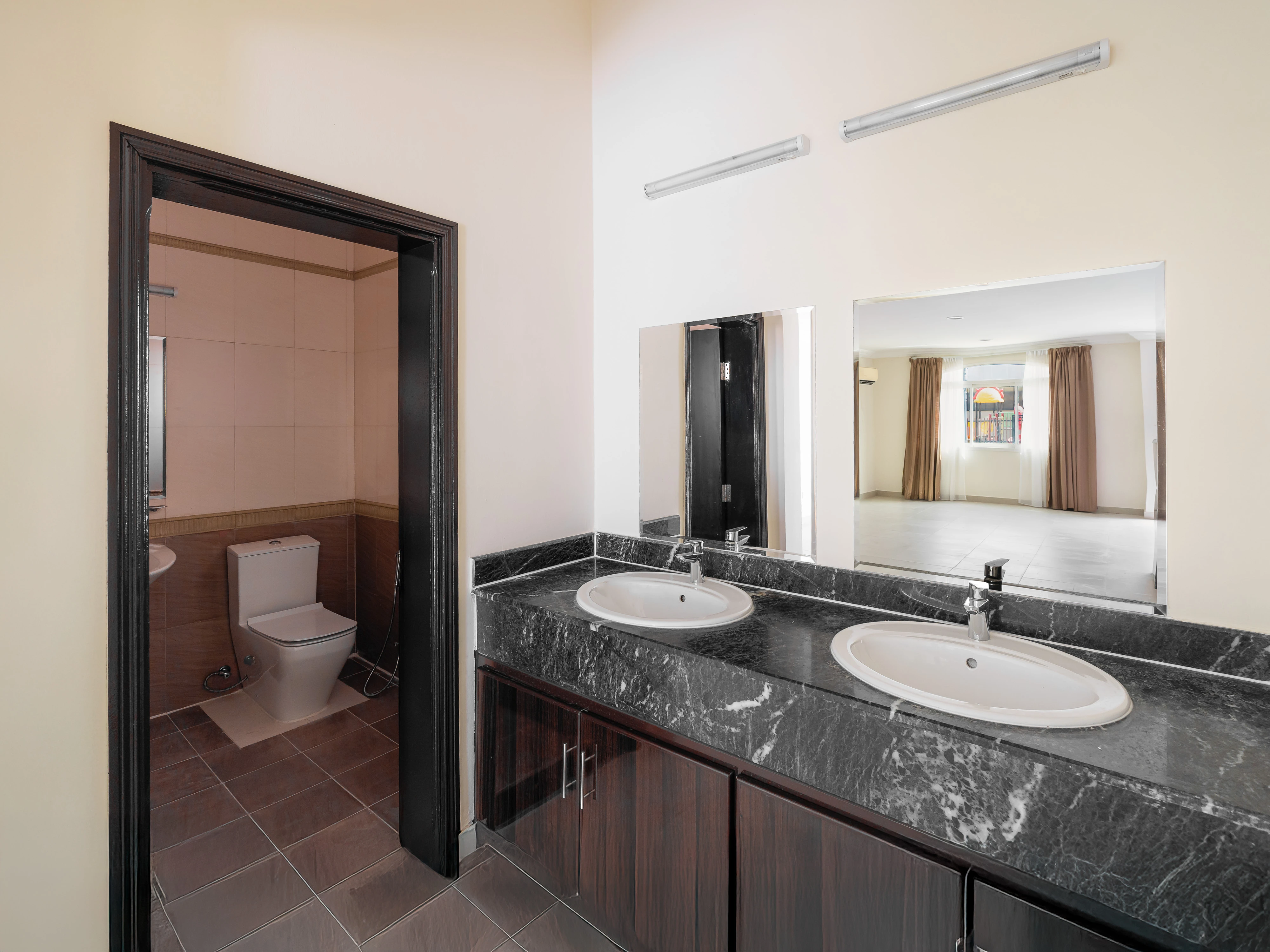 مجمع كامل، 44 فيلا مؤجرة بالكامل