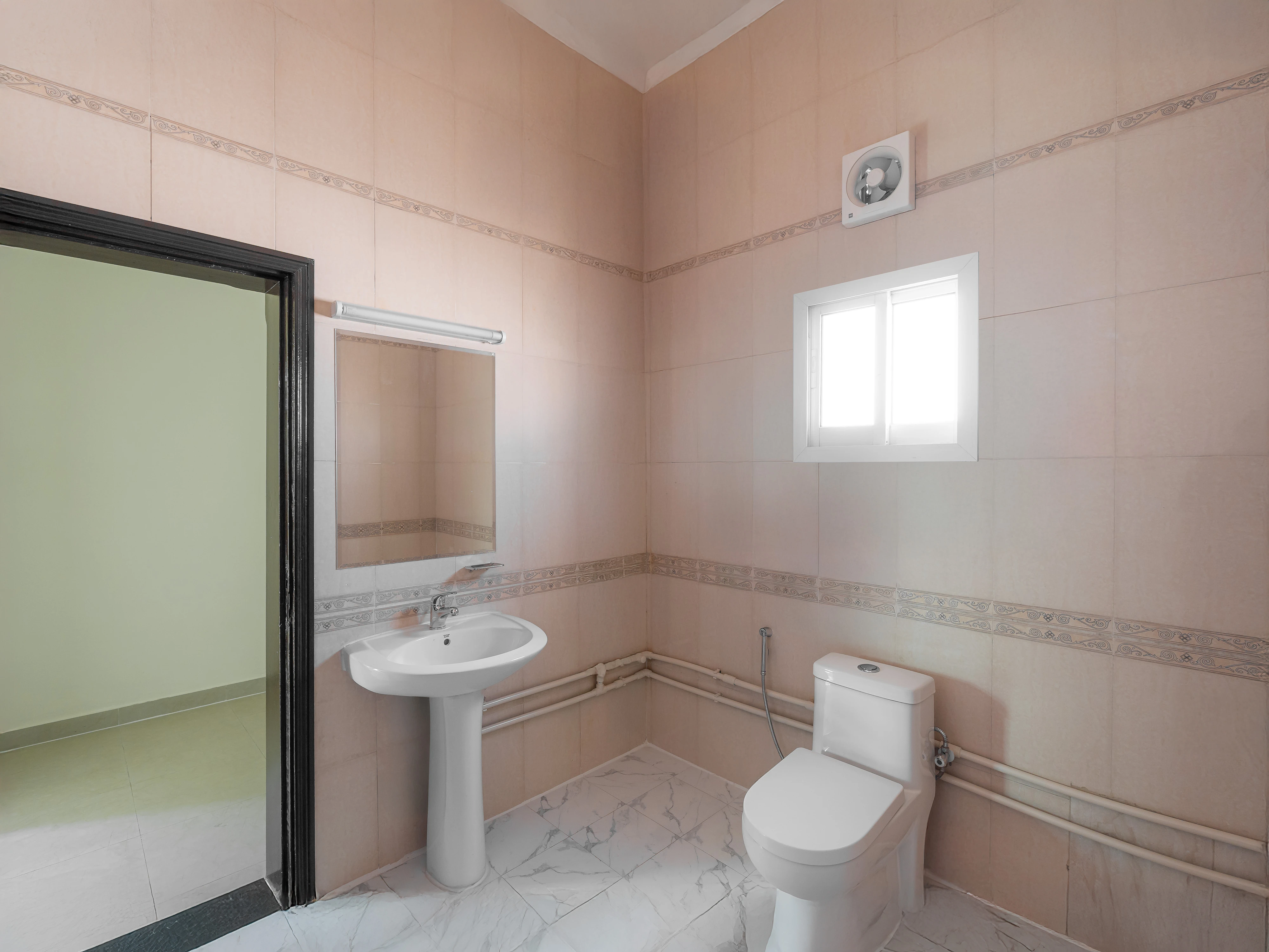 مجمع كامل، 44 فيلا مؤجرة بالكامل