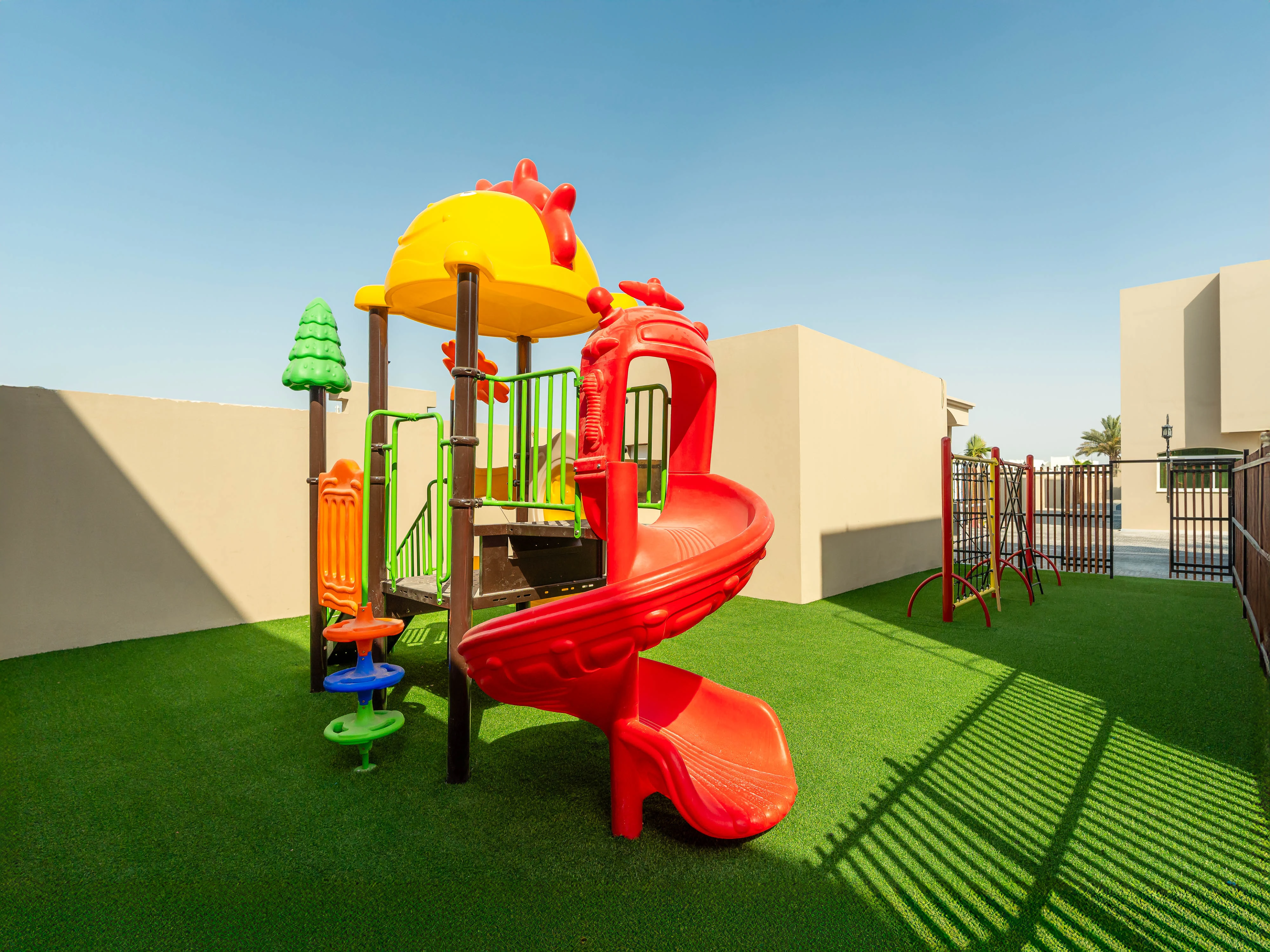 مجمع كامل، 44 فيلا مؤجرة بالكامل