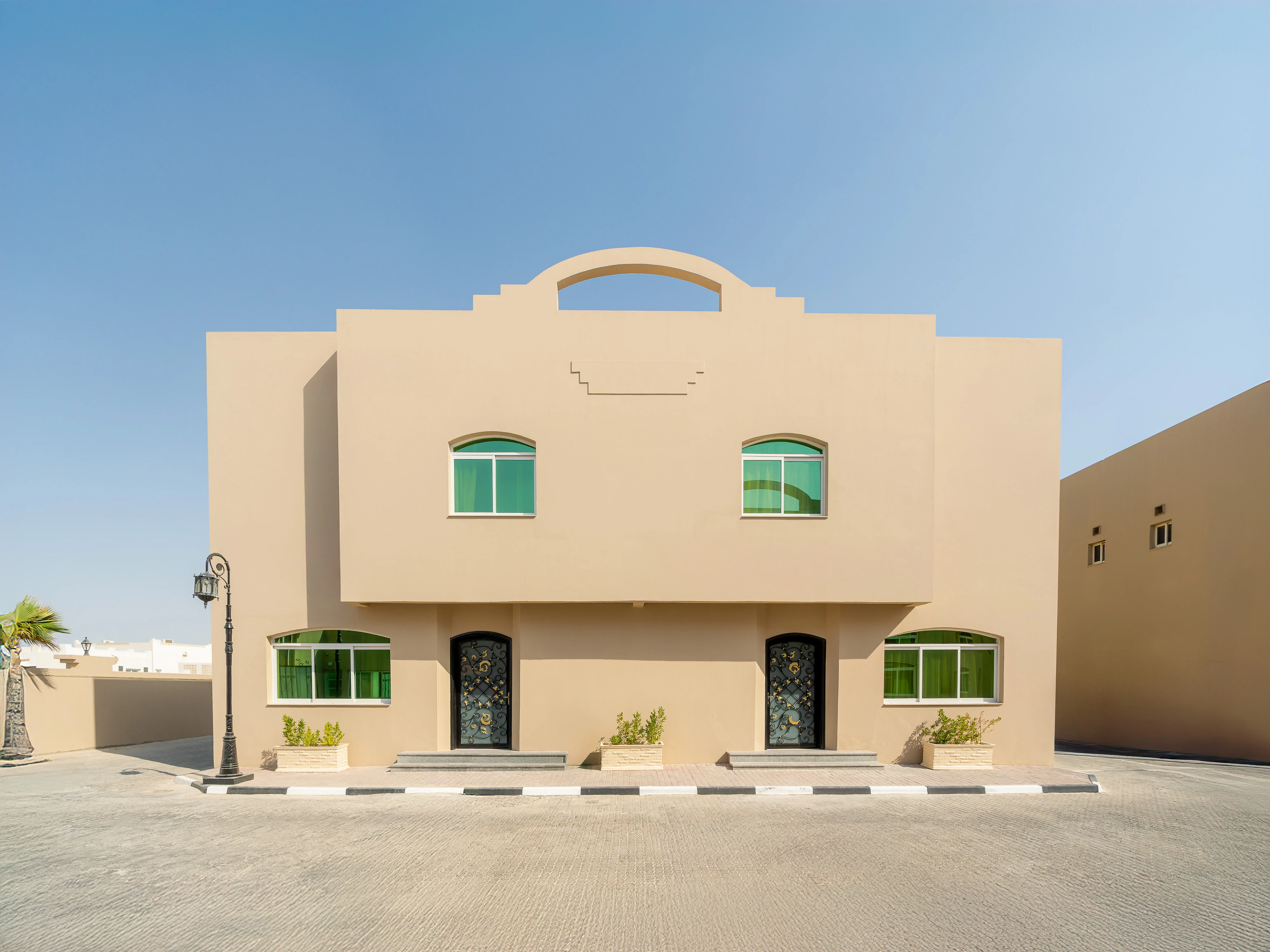 مجمع كامل، 44 فيلا مؤجرة بالكامل