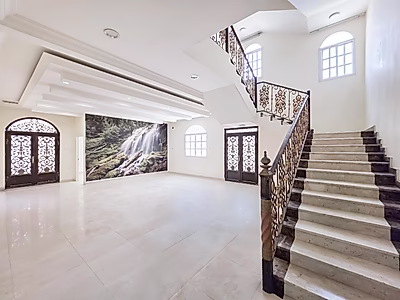 فيلا فاخرة للبيع في منطقة الخليج الغربي الدبلوماسية | موقع مميز