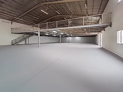 مستودع للإيجار بمساحة 1700 م² مع ميزانين في المنطقة الصناعية القديمة – متاح الآن