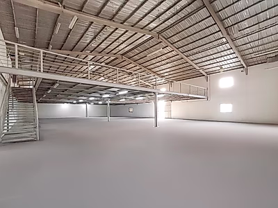 مستودع للإيجار بمساحة 1700 م² مع ميزانين في المنطقة الصناعية القديمة – متاح الآن