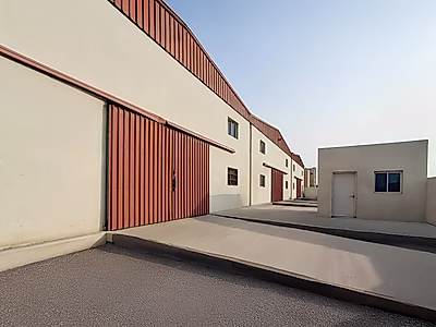 مستودع واسع بمساحة 1350 م² للإيجار في المنطقة الصناعية القديمة