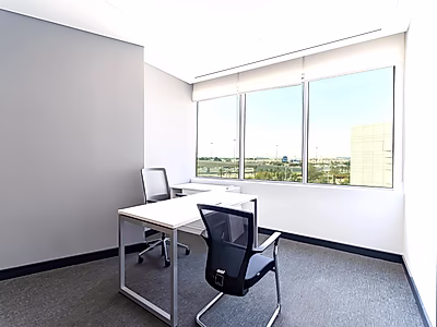 مكتب فاخر مجهز بالكامل – لوسيل مارينا