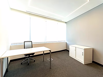 مكتب فاخر مجهز بالكامل – لوسيل مارينا