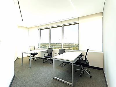 مكتب فاخر مجهز بالكامل – لوسيل مارينا