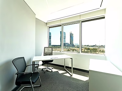 مكتب فاخر مجهز بالكامل – لوسيل مارينا