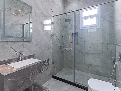 فيلا فاخرة للبيع مكونة من ١١ غرفة نوم | العزيزية