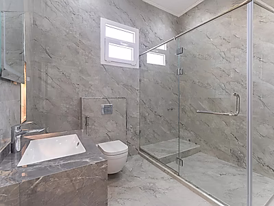 فيلا فاخرة للبيع مكونة من ١١ غرفة نوم | العزيزية