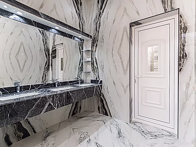 فيلا فاخرة للبيع مكونة من ١١ غرفة نوم | العزيزية