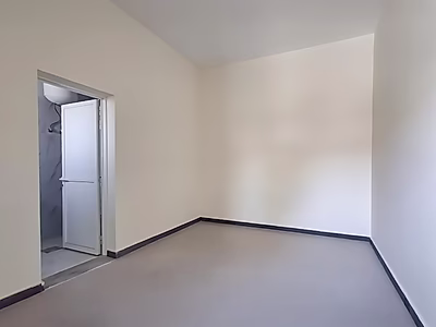 مستودع + مكتب + صالة عرض + سكن – للبيع