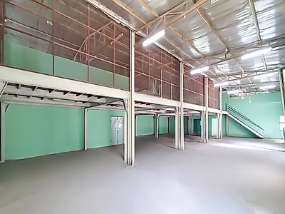 مستودع + ميزانين للإيجار في المنطقة الصناعية القديمة - 3000 متر مربع