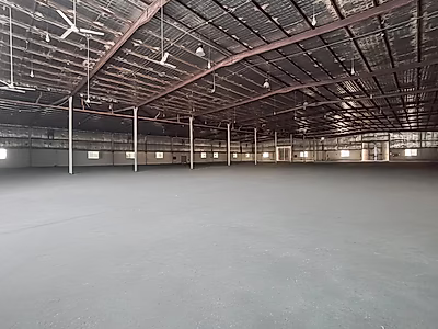 مستودع مغطى واسع بمساحة 3600 متر مربع للإيجار في المنطقة الصناعية القديمة