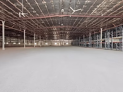 مستودع مغطى واسع بمساحة 3600 متر مربع للإيجار في المنطقة الصناعية القديمة