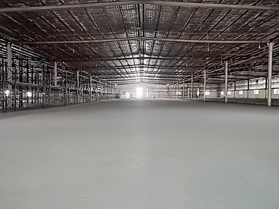 مستودع مغطى واسع بمساحة 3600 متر مربع للإيجار في المنطقة الصناعية القديمة