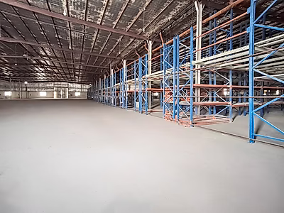 مستودع مغطى واسع بمساحة 3600 متر مربع للإيجار في المنطقة الصناعية القديمة