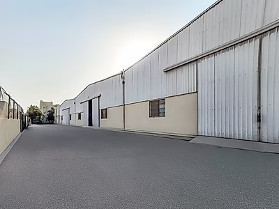 مستودع مغطى واسع بمساحة 3600 متر مربع للإيجار في المنطقة الصناعية القديمة